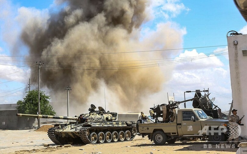 リビア首都争奪戦続く、数十人死亡 8000人避難