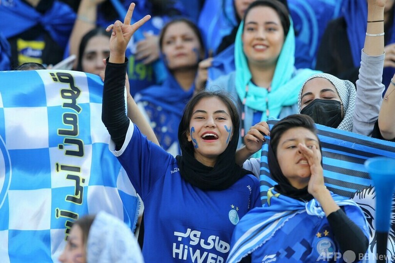 イラン、女性サッカーファンがスタジアム観戦 国内戦は約40年ぶり