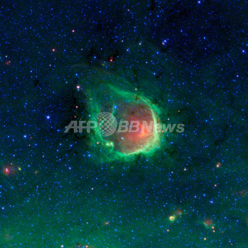 宇宙に輝くエメラルド色の円環、輝線星雲RCW 120 写真1枚 国際ニュース 