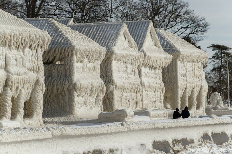 【今日の1枚】雪まつり会場!? 雪像のように凍りついた家 カナダ