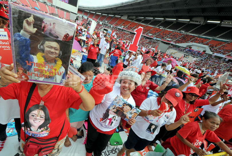 タクシン氏の末妹、タイ首相に最も近いインラック候補の横顔