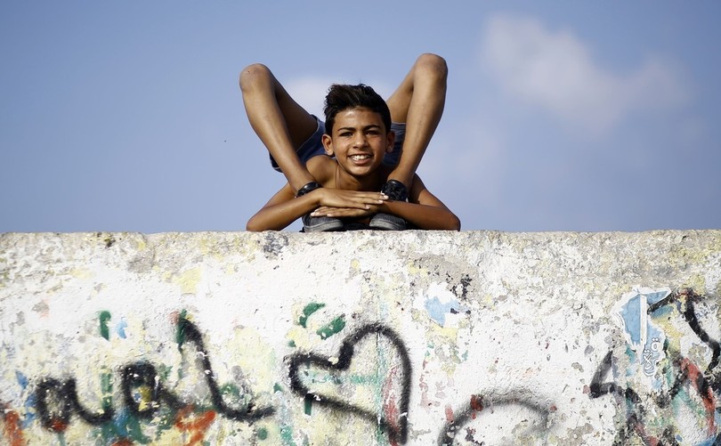 柔軟性生かした大技でギネス挑戦へ ガザ地区の12歳少年 写真8枚 国際ニュース Afpbb News