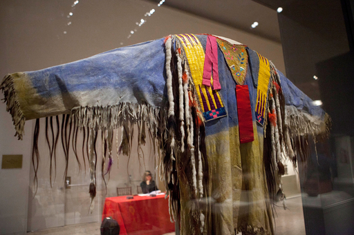 ネイティブ アメリカン アート　メトロポリタン美術館発行　インディアン　大型本 メトロポリタン美術館でネイティブ・アメリカン展、鮮やかな伝統