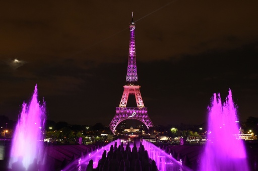 ピンク色に染まるエッフェル塔、乳がん啓発月間で 仏 写真6枚 国際