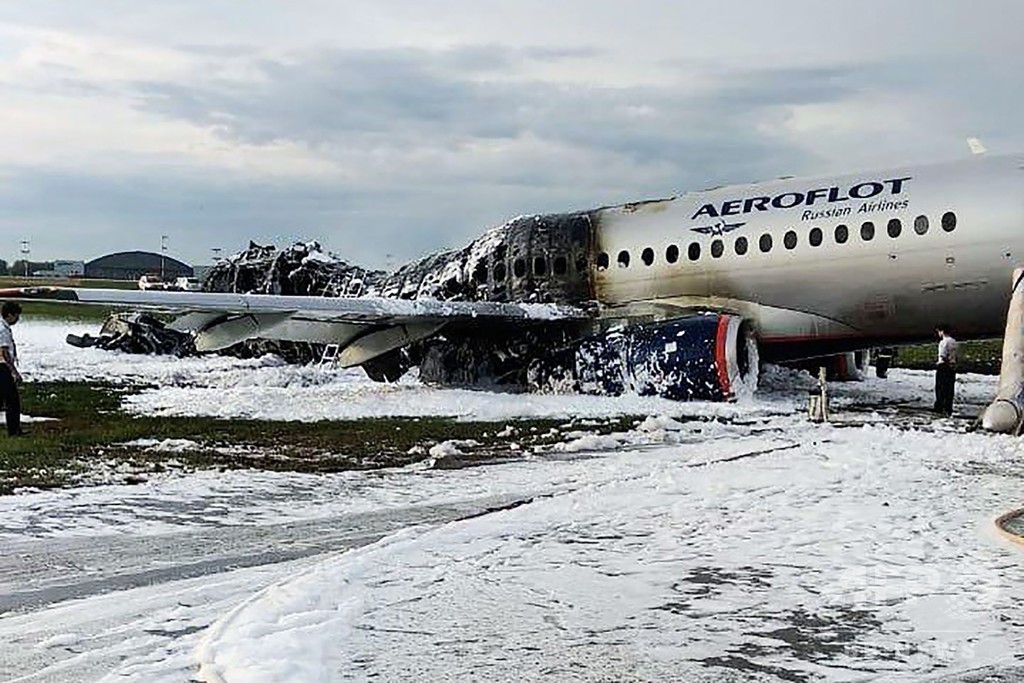 ロシア旅客機炎上 緊急着陸は落雷が原因 操縦士が説明 写真12枚 国際ニュース Afpbb News
