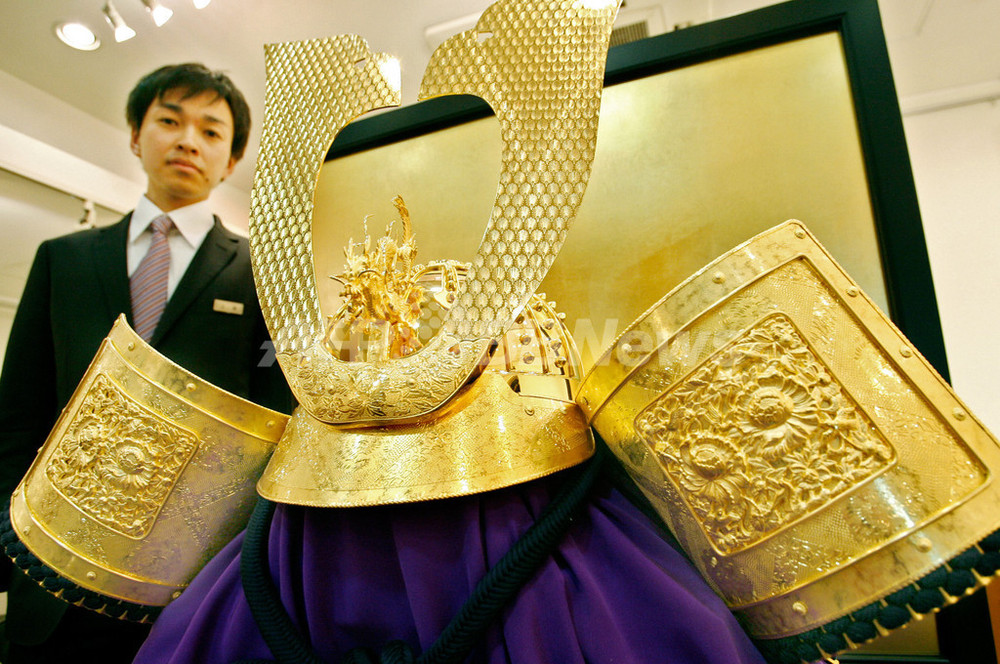 1億円の純金兜がお披露目 - 東京 写真2枚 国際ニュース：AFPBB News