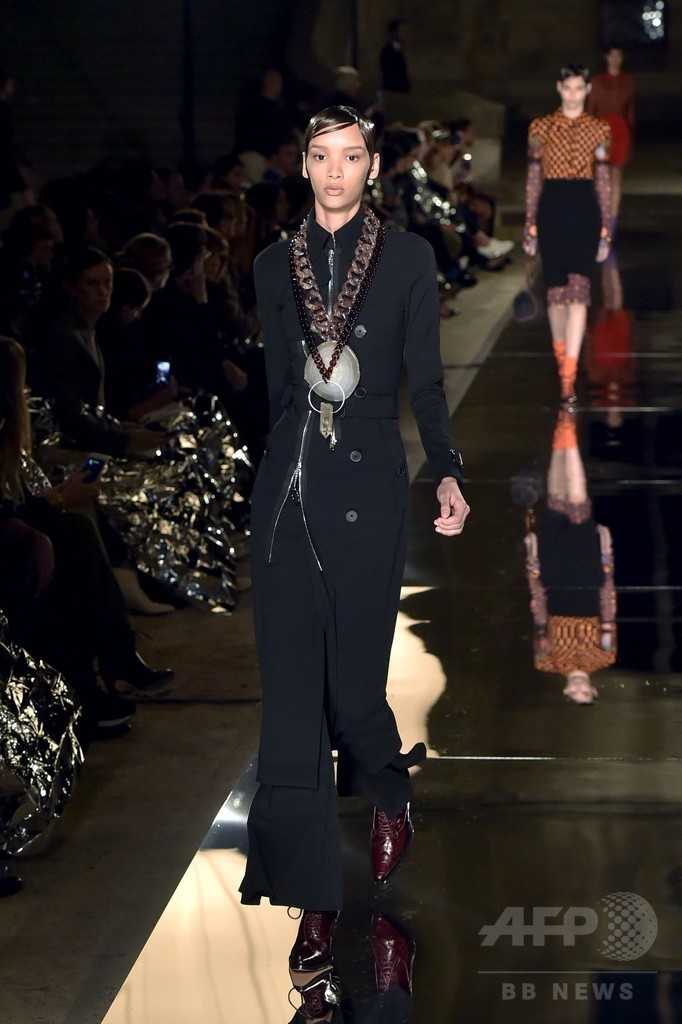 「ジバンシィ」17年春夏