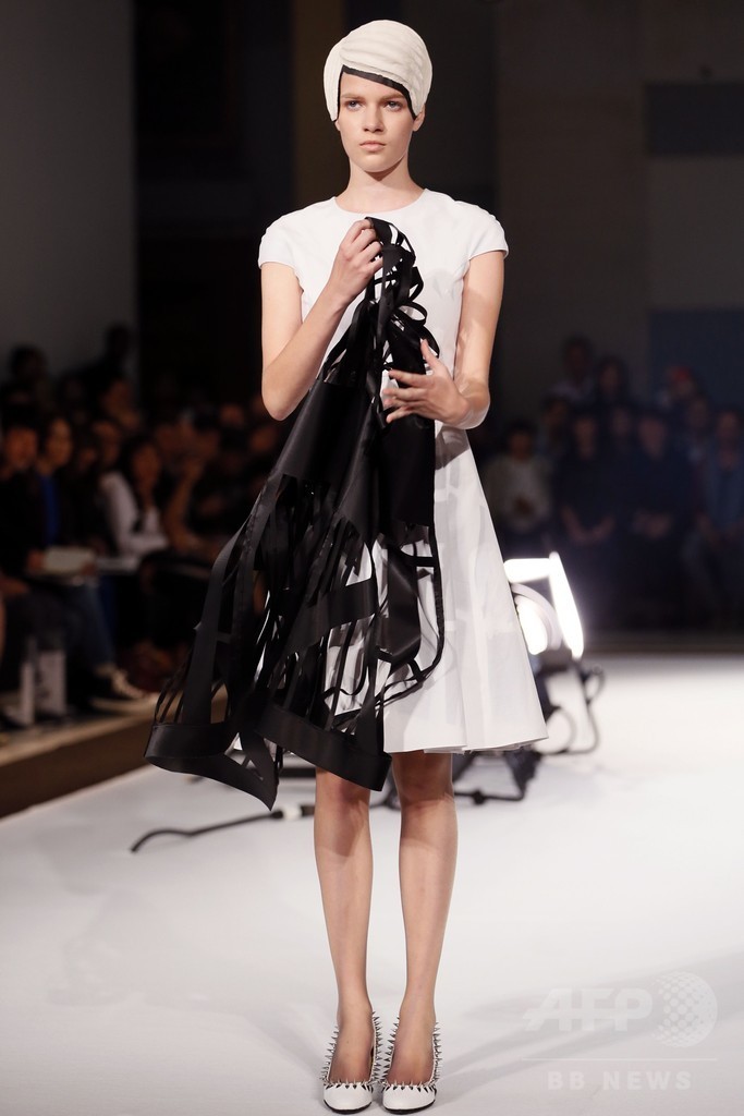 影をテーマにパリで新作発表、「アンリアレイジ」15年春夏