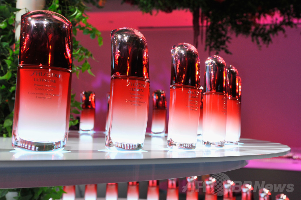 東信氏の作品で鮮やかな赤を表現、「SHISEIDO」新美容液