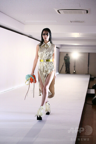 「ミキオサカベ」、レザーを使ったスペシャルファッションショー