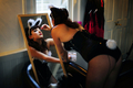 英ロンドン（London）で26日、恒例のロンドン・バーレスク・フェスティバル（London Burlesque Festival）が始まった。

バーレスクは、19世紀に発展したコメディーとお色気、ミュージカルを融合させたエンターテインメントショー。ロンドンのショーには、世界各国からダンサーやパフォーマーが集まる。

写真は、オープニングショーを前に楽屋で化粧をするダンサー（2011年4月26日撮影）。(c)AFP/CARL DE SOUZA