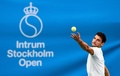 男子テニス、ストックホルム・オープン、シングルス決勝。サーブを打つグリゴール・ディミトロフ（2017年10月22日撮影）。(c)AFP/Jonathan NACKSTRAND