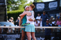 女子テニス、リキモリ・オープン、シングルス1回戦。試合後にキスするグリート・ミネン（左）とアリソン・バンアーツバンク。dpa提供（2019年7月29日撮影）。(c)Marvin Guengoer / GES-Sportfoto / dpa Picture-Alliance
