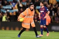 19-20スペイン1部リーグ第10節、FCバルセロナ対レアル・マドリード。FCバルセロナのサポーターが投げ入れたボールを外に出すスタッフ（2019年12月18日撮影）。(c)Josep LAGO / AFP