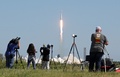 米フロリダ州ケープカナベラルのケネディ宇宙センターから打ち上げられた、航空宇宙局（NASA）の探査機「エウロパ・クリッパー」を搭載したスペースX社のロケット「ファルコン9」（2024年10月14日撮影）。(c)Gregg Newton / AFP