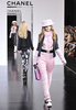 都内で開催された「シャネル（CHANEL）」09/10年秋冬コレクションのショー（2009年6月16日撮影）。（c）AFP/Yoshikazu TSUNO