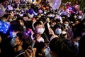 中国・湖北省武漢で大みそかの夜、マスクを着けてカウントダウンイベントに参加する人々（2020年12月31日撮影）。(c)NOEL CELIS / AFP