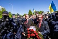 ポーランド・ワルシャワの旧ソ連兵墓地で赤い液体を掛けられたセルゲイ・アンドレーエフ駐ポーランド・ロシア大使ら（2022年5月9日撮影）。(c)Wojtek RADWANSKI / AFP