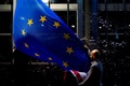 ベルギーの首都ブリュッセルにある欧州議会前で、英国旗を欧州旗と置き換える人々（2020年1月31日撮影）。(c)Kenzo TRIBOUILLARD / AFP