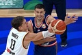 FIBAバスケットボール・ワールドカップ決勝、ドイツ対セルビア。パスを出すセルビアのアレクサ・アブラモビッチ（右、2023年9月10日撮影）。(c)JAM STA ROSA / AFP