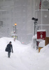 暴風雪に見舞われた米マサチューセッツ州ボストン市内を歩く女性（2015年2月15日撮影）。(c)AFP/Getty Images/Scott Eisen