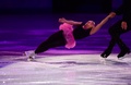 ソチ冬季五輪、フィギュアスケート・エキシビションの演技に臨むカーステン・ムーア・タワーズ（Kirsten Moore-Towers）/ディラン・モスコビッチ（Dylan Moscovitch）組（2014年2月22日撮影）。(c)AFP/JOHN MACDOUGALL