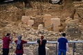 トルコのシャンルウルファにある古代遺跡ギョベクリテペを訪れた観光客（2022年5月18日撮影）。(c)Ozan KOSE / AFP