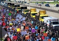 米イリノイ州シカゴで、反暴力を訴えダン・ライアン高速道路上を行進するデモ参加者ら（2018年7月7日撮影）。(c)AFP PHOTO / JIM YOUNG