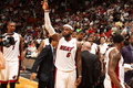 13-14NBA、マイアミ・ヒート（Miami Heat）対シャーロット・ボブキャッツ（Charlotte Bobcats）。歓声に応えるマイアミ・ヒートのレブロン・ジェームズ（LeBron James、2014年3月3日撮影）。(c)AFP/Getty Images/NBAE/Issac Baldizon 