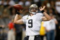 13NLF第4週、ニューオーリンズ・セインツ（New Orleans Saints）対マイアミ・ドルフィンズ（Miami Dolphins）。パスを出すニューオーリンズ・セインツのドリュー・ブリーズ（Drew Brees、2013年9月30日撮影）。(c)AFP/Getty Images/Chris Graythen