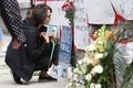 カナダ・トロントで、車暴走事件の犠牲者を悼み献花する女性（2018年4月24日撮影）。(c)AFP PHOTO / Lars Hagberg