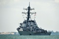 シンガポール沖合でタンカーと衝突し、損傷して穴ができた米海軍の駆逐艦「ジョン・S・マケイン」。シンガポールのチャンギ海軍基地沖で（2017年8月21日撮影）。(c)AFP/ROSLAN RAHMAN