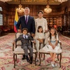 コロンビア大統領府で、家族と共に写真撮影に臨むイバン・ドゥケ新大統領（右上）。コロンビア大統領府提供（2018年8月7日撮影）。(c)AFP PHOTO /  PRESIDENCIA COLOMBIA