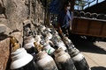 インド・ニューデリーで、並べられた医療用酸素ボンベ（2021年4月24日撮影）。(c)Sajjad HUSSAIN / AFP
