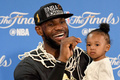 2016年のNBAファイナルを制し、試合後の記者会見に娘のズリちゃんを連れて臨んだ（当時）クリーブランド・キャバリアーズのレブロン・ジェームズ（2016年6月19日撮影）。(c)Thearon W. Henderson/Getty Images/AFP