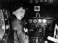 仏エッソンヌ（Essonne）県で航空機に乗る米飛行士アメリア・イアハート（Amelia Earhart）さん（1930年代に撮影）。(c)AFP