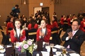 韓国・麟蹄での夕食会に赤いジャケット姿で出席した北朝鮮の応援団員ら（2018年2月7日撮影）。(c)AFP PHOTO / South Korean Unification Ministry 