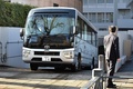神奈川県相模原市の知的障害者施設で2016年に入所者19人が殺害された事件の初公判後、横浜地方裁判所を離れる植松聖被告を乗せているとみられる車両（2020年1月8日撮影）。(c)Kazuhiro NOGI / AFP
