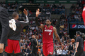 12-13NBAは28日、プレーオフ1回戦（7回戦制）が各地で行われ、マイアミ・ヒート（Miami Heat）は88-77でミルウォーキー・バックス（Milwaukee Bucks）を下し、4連勝でイースタンカンファレンス準決勝進出を決めた。

ハイタッチを交わすマイアミ・ヒートのクリス・ボッシュ（Chris Bosh、左）とレブロン・ジェームズ（LeBron James、2013年4月28日撮影）。(c)AFP/Getty Images/NBAE/Gary Dineen