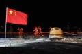 着地した「嫦娥５号」帰還機（2020年12月17日撮影）。(c)Xinhua News 