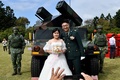 台湾・桃園市の陸軍基地で、合同結婚式に参加するカップル（2020年10月30日撮影）。(c)Sam Yeh / AFP