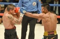 ボクシング、WBA世界スーパーフェザー級タイトルマッチ12回戦。イスラエル・ペレス（Israel Perez、左）と対戦する内山高志（Takashi Uchiyama、2014年12月31日撮影）。(c)AFP/Toru YAMANAKA