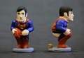 スペイン・カタルーニャ（Catalonia）地方のクリスマス恒例の排便人形「カガネル（Caganer、「排便」の意）が今年も製作され、サッカースペイン1部リーグのFCバルセロナ（%%FC Barcelona%%）所属の選手をはじめ、ロックンロールのレジェンド、英国のロイヤルファミリーが登場した。

カタルーニャでは18世紀頃から、クリスマスシーズンになると有名人が排泄する姿を模した陶器の人形を自宅内に隠し、招待客に探させるのが風習となっている。カガネルは翌年の豊穣（ほうじょう）、希望、繁栄の象徴とされる。

スーパーマン（Superman）のカガネル（2011年11月8日撮影）。(c)AFP/LLUIS GENE&lt;a href=&quot;http://www.afpbb.com/article/sports/soccer/spain/2839725/8051270&quot;&gt;&lt;b&gt;＜記事本文へ戻る＞&lt;/b&gt;&lt;/a&gt;