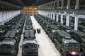 北朝鮮人民軍に納入予定の移動式ミサイル発射台が保管されている倉庫を視察する金正恩（キム・ジョンウン）朝鮮労働党総書記（中央）。朝鮮中央通信（KCNA）公開（2024年5月14日撮影、15日公開）。(c)AFP PHOTO/KCNA VIA KNS