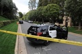 米ラッパーでプロデューサーのショーン・コムズ被告の自邸前の道路を封鎖する警察車両（2024年3月25日撮影）。(c)David SWANSON / AFP