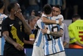 サッカー国際親善試合、アルゼンチン対キュラソー。チーム6点目のゴールを決め、リオネル・メッシ（手前）と喜び合うアルゼンチンのアンヘル・ファビアン・ディ・マリア（2023年3月28日撮影）。(c)JUAN MABROMATA/ AFP