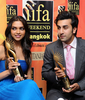 バンコク（Bangkok）で開催された「国際インド映画アカデミー賞（International Indian Film Academy Awards、IIFA）」受賞式で最優秀新人賞（Best Debutant Actor Award）を受賞した、インド人女優Deepika Padukone（左）とインド人俳優Ranbir Kapoor（2008年6月8日撮影）。(c)AFP/Indranil MUKHERJEE
