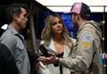 23F1第22戦ラスベガスGP決勝。会場に訪れた米俳優のケイトリン・オルソン（中央）とロブ・マケルヘニー（左、2023年11月18日撮影）。(c)ANGELA WEISS / AFP