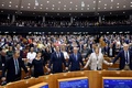 ベルギーの首都ブリュッセルにある欧州議会で、ブレグジット協定案の承認後、手をつないで別れの歌を合唱する議員ら（2020年1月29日撮影）。(c)Francisco Seco / POOL / AFP