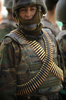 アフガニスタン首都カブール（Kabul）で、銃撃戦があった現場に立つアフガニスタン国軍（Afghan National Army、ANA）兵士（2009年8月20日撮影）。(c)AFP/MASSOUD HOSSAINI